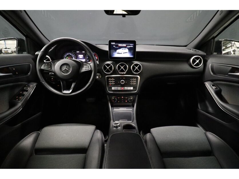 Mercedes-Benz A-klasse 160 AMG Sport Edition [CAMERA, AMG STOELEN, LED, 18" LM, FLIPPERS, STOELVERWARMING, BLUETOOTH, NIEUWSTAAT]